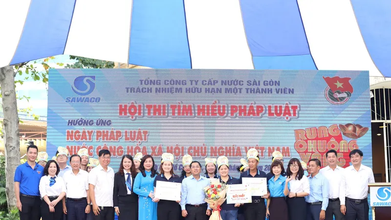 Ông Dương Hồng Nhân, Bí thư Đảng ủy, Chủ tịch HĐTV SAWACO chúc mừng các thí sinh xuất sắc hội thi