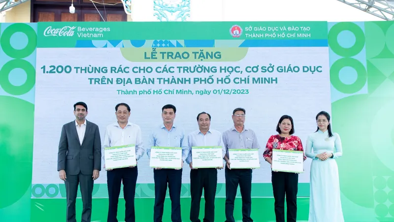 Coca-Cola Việt Nam trao tặng 1.200 thùng rác cho trường học và cơ sở giáo dục tại TPHCM