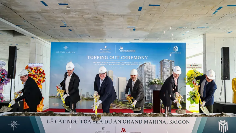 Đại diện Masterise Homes và các đối tác cử hành nghi thức cất nóc tòa Sea