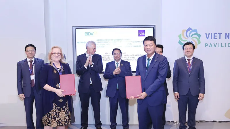 Ông Lê Ngọc Lâm, Tổng Giám đốc BIDV và bà Suzanne Gaboury, Vụ trưởng Vụ Nghiệp vụ khu vực tư nhân của ADB trao Bản ghi nhớ hợp tác về thúc đẩy tín dụng xanh, tài chính bền vững