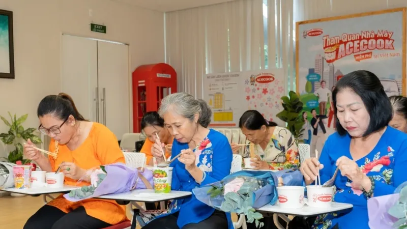 Người tiêu dùng thưởng thức sản phẩm khi đến tham quan nhà máy