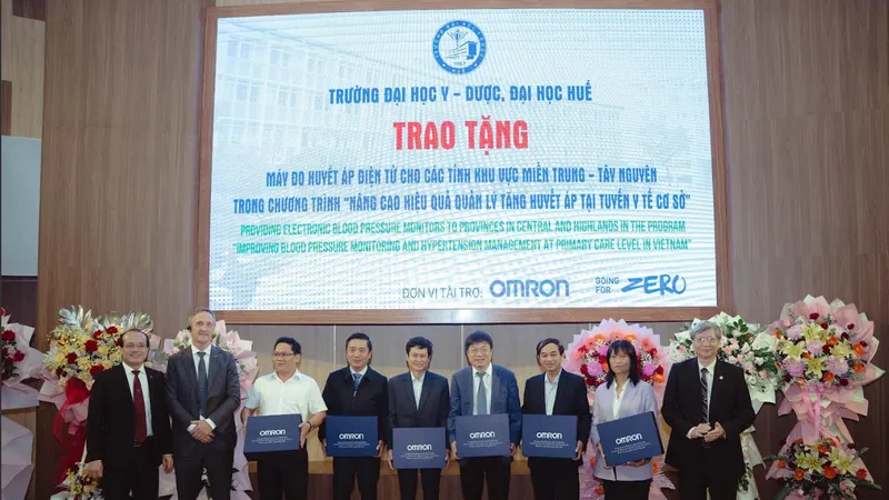 Đại diện OMRON Healthcare và Trường Đại học Y Dược, Đại học Huế trao máy đo huyết áp cho các tỉnh miền Trung - Tây Nguyên