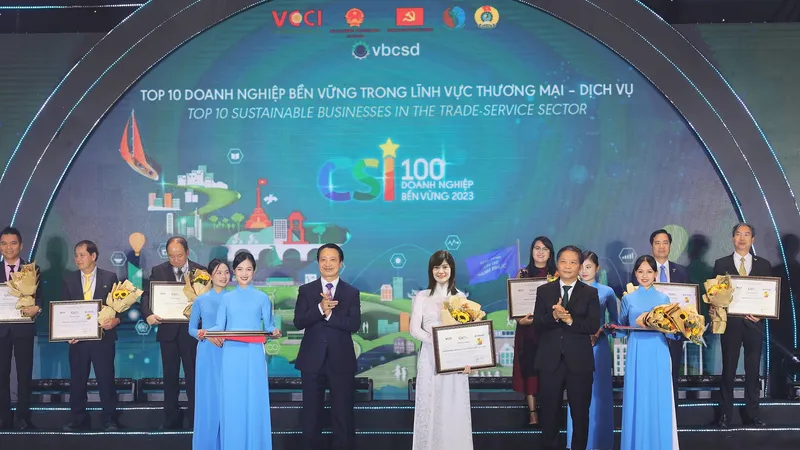 Bà Phạm Thị Vân Khánh – Giám đốc Ban Khách hàng doanh nghiệp, đại diện BIDV nhận giải thưởng