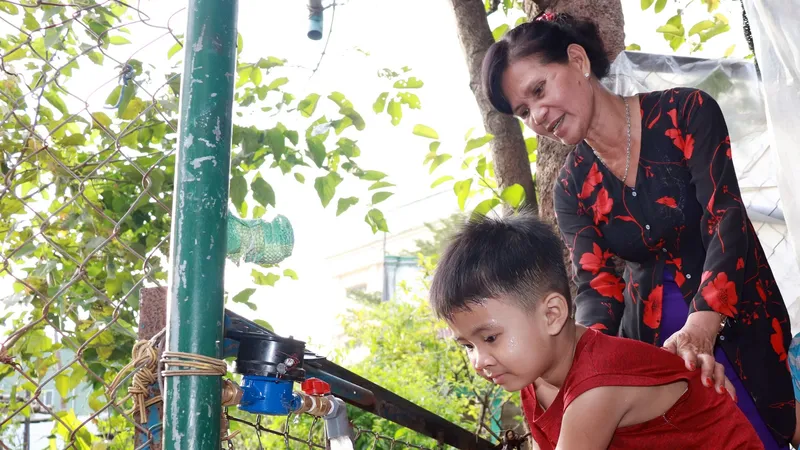 Người dân tại TPHCM sử dụng nước sạch