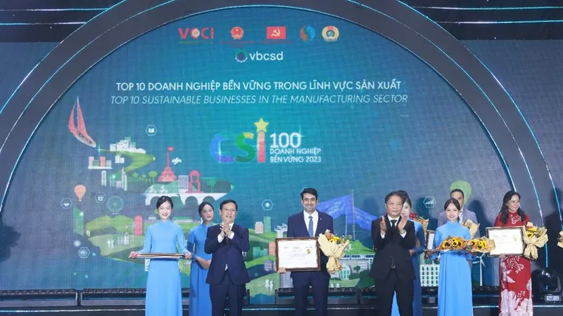 Ông Peeyush Sharma, Tổng Giám đốc Công ty TNHH Nước giải khát Coca-Cola Việt Nam (giữa) nhận chứng nhận Coca-Cola Việt Nam đạt Top 3 công ty bền vững nhất Việt Nam năm 2023
