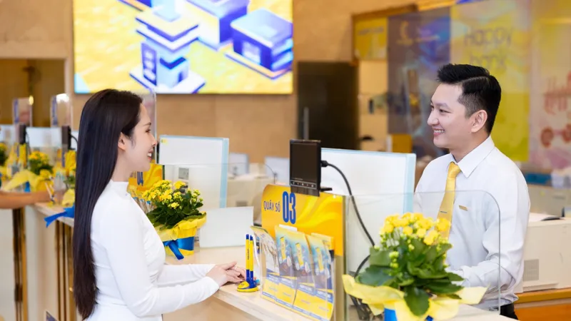 Khách hàng giao dịch tại Nam A Bank
