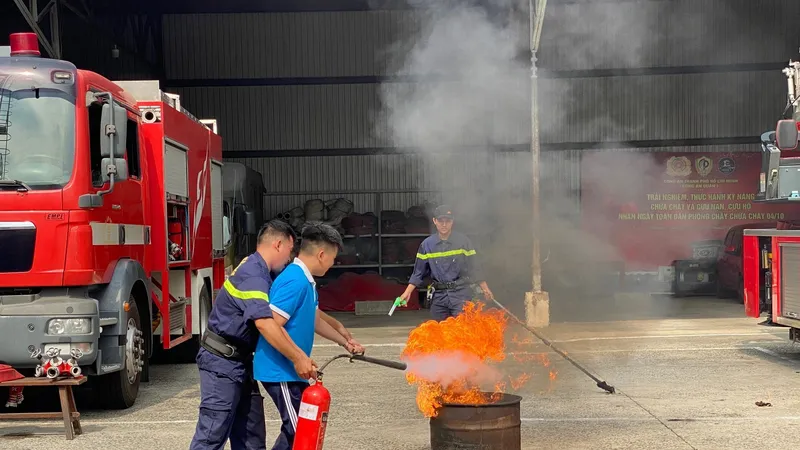Học sinh Trường THCS Nguyễn Du (quận 1) thực hành dập tắt đám cháy