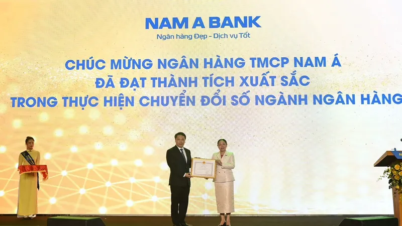 Ông Nguyễn Huy Dũng, Thứ trưởng Bộ TT-TT trao bằng khen đến đại diện Nam A Bank