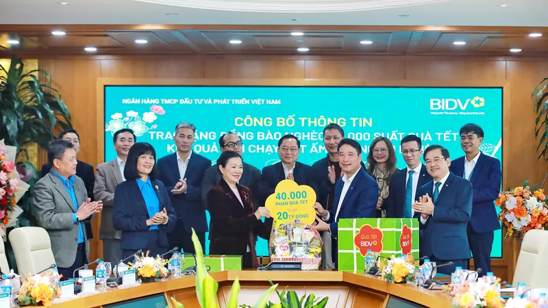 Bà Trương Thị Ngọc Ánh, Phó Chủ tịch Ủy ban Trung ương Mặt trận Tổ quốc Việt Nam và ông Trần Phương, Phó Tổng Giám đốc, Chủ tịch Công đoàn BIDV trao biểu trưng quà tết tặng đồng bào nghèo