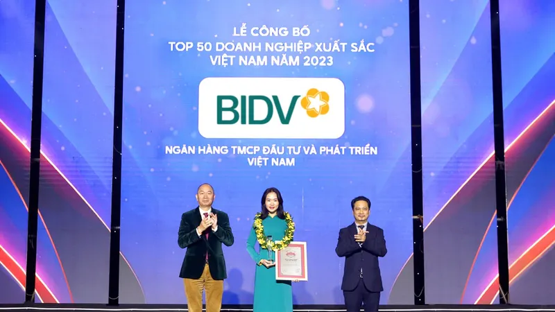 Đại diện BIDV nhận giải thưởng Top 50 doanh nghiệp xuất sắc Việt Nam năm 2023