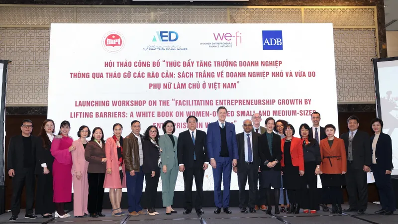 Lãnh đạo cấp cao Bộ KH-ĐT, ADB cùng các đại biểu chụp ảnh lưu niệm. Bà Nguyễn Thị Kim Phượng - đại diện BIDV, đứng thứ 2 từ trái qua