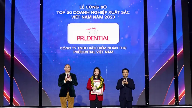 Bà Mandy Trần, Phó Tổng Giám đốc Phát triển Kinh doanh Kênh Đại lý, đại diện Prudential nhận cúp và chứng nhận từ chương trình
