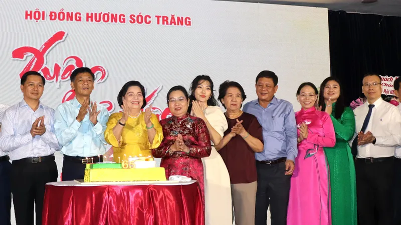 Lãnh đạo tỉnh Sóc Trăng cùng người dân xa quê tại buổi họp mặt ngày 28-1