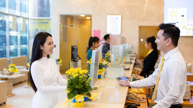 Khách hàng giao dịch tại Nam A Bank