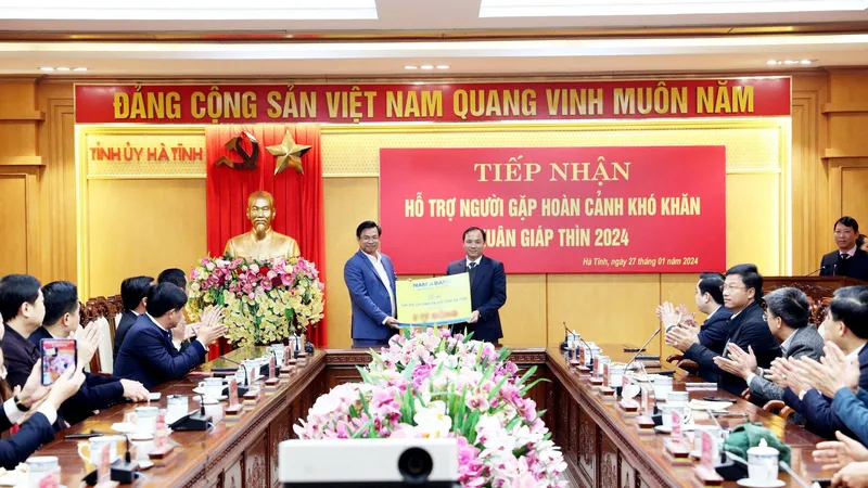 Ông Trần Ngọc Tâm, Phó Chủ tịch HĐQT kiêm Tổng Giám đốc Nam A Bank trao tặng kinh phí hỗ trợ an sinh xã hội cho tỉnh Hà Tĩnh