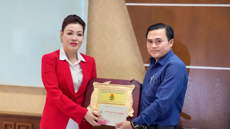Bà Huỳnh Lan Phương nhận kỷ niệm chương và thiệp chúc tết từ ông Cao Thanh Bình, Trưởng Ban Văn hóa Xã hội HĐND TPHCM
