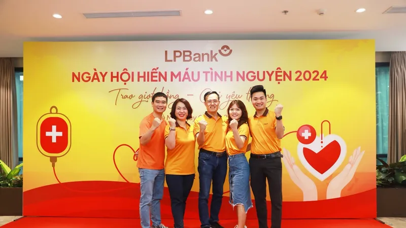 Ngày hội hiến máu tình nguyện LPBank 2024 nhận được sự tham gia đông đảo CBNV, khách hàng và đối tác trên toàn hệ thống, lan tỏa tinh thần “tương thân, tương ái” của dân tộc, thể hiện trách nhiệm và hành động vì nghĩa cử cao đẹp với cộng đồng của người LPBank