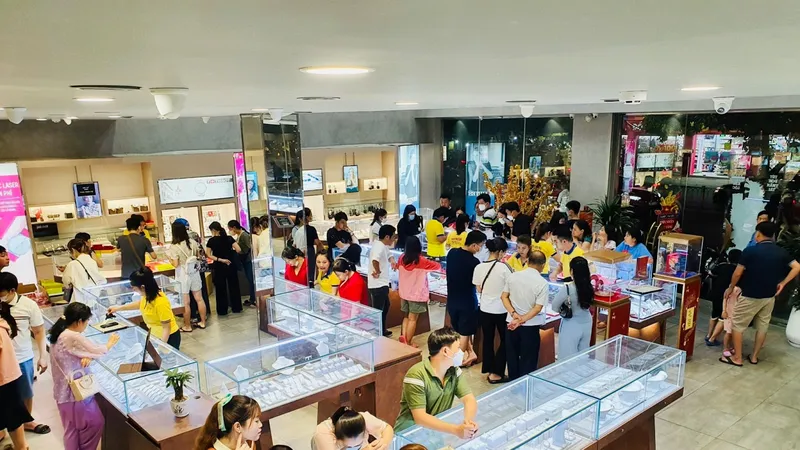 Ngày vía thần tài 2024, nhiều khách hàng đã thay đổi phương thức bằng cách mua sắm online, đặt hàng sẵn tại nhà, sau đó mới ra cửa hàng để nhận sản phẩm