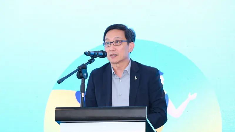 Ông Ronald Tay, Tổng Giám đốc CLD (Việt Nam), phát biểu tại buổi họp báo giới thiệu chiến dịch "Bước chân gắn kết yêu thương"
