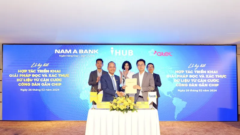 Đại diện Nam A Bank và IHUB ký kết hợp tác
