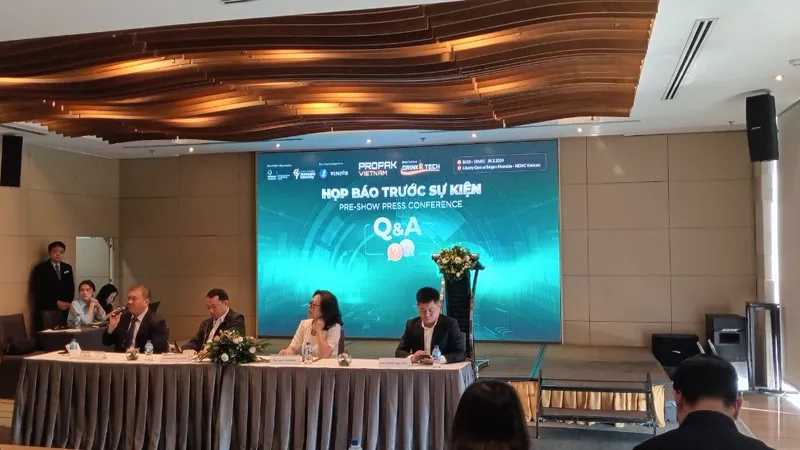 Đại diện ban tổ chức chia sẻ thông tin tại buổi họp báo