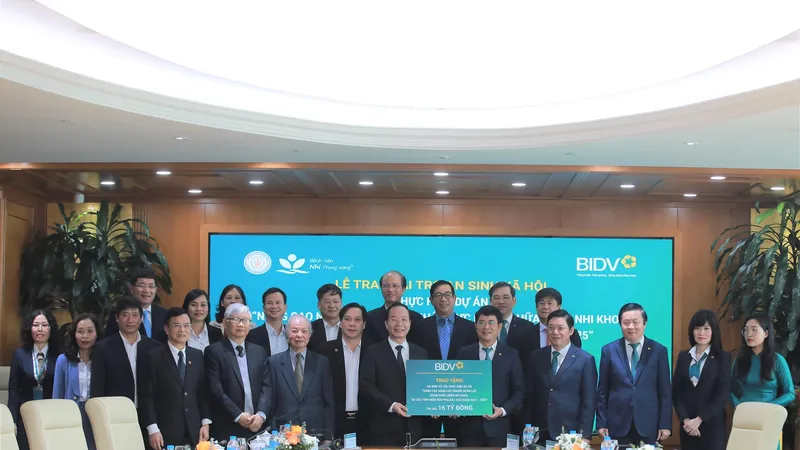 Đại diện BIDV trao tài trợ cho Bệnh viện Nhi Trung ương