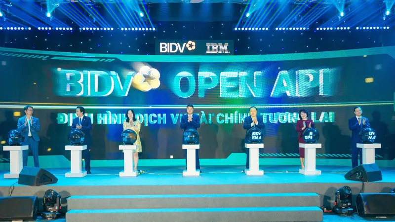 Đại diện BIDV và đối tác cùng thực hiện nghi thức ra mắt hệ thống BIDV Open API
