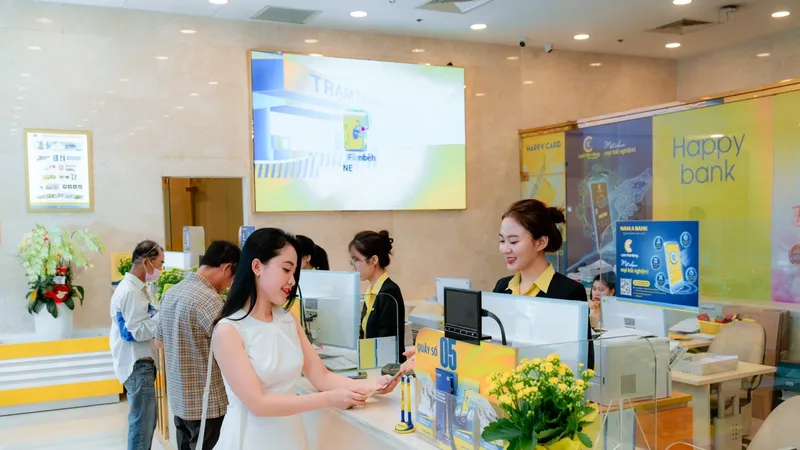 Khách hàng giao dịch tại Nam A Bank