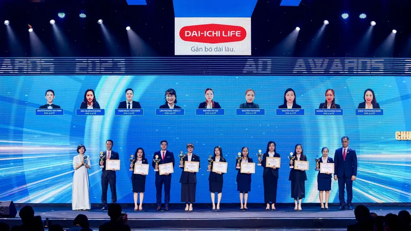 Bà Nguyễn Thị Thanh Nhã, Phó Tổng Giám đốc Tài chính Dai-ichi Life Việt Nam (áo trắng, bên trái) cùng đội ngũ kinh doanh xuất sắc tại Lễ vinh danh “Tinh hoa hội tụ 2023”