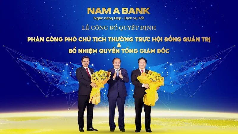 Ông Trần Ngô Phúc Vũ, Chủ tịch HĐQT Nam A Bank tặng hoa chúc mừng ông Trần Ngọc Tâm và ông Trần Khải Hoàn