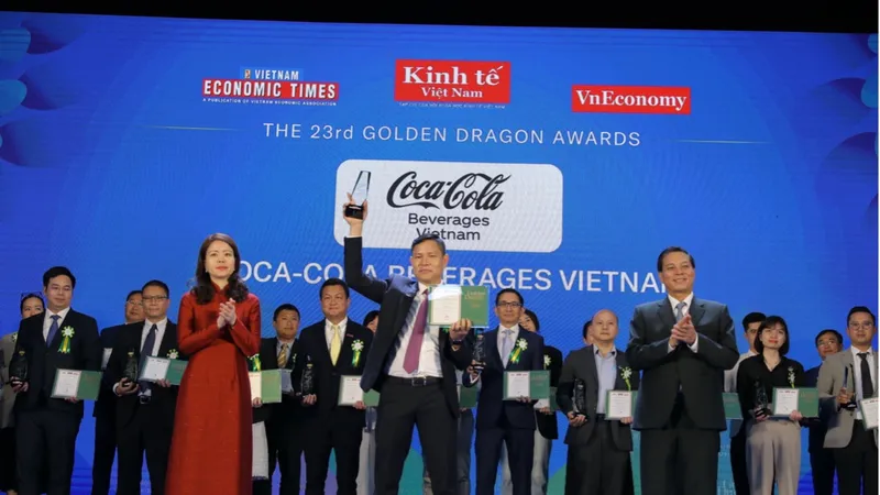 Ông Bùi Khánh Nguyên, Phó Tổng Giám đốc Đối ngoại, Truyền thông và Phát triển Bền vững, nhận giải thưởng tại Lễ trao giải Rồng Vàng lần thứ 23