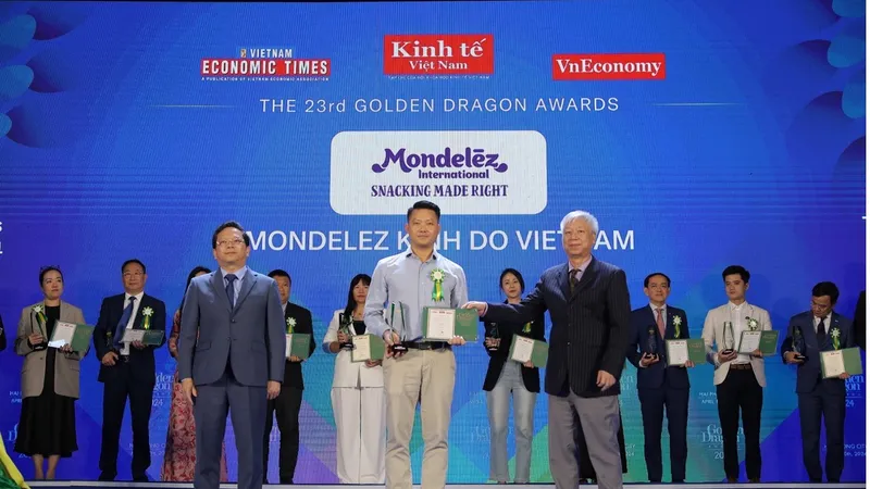 Đại diện công ty Mondelez Kinh Đô Việt Nam (giữa) nhận giải thưởng Top 50 Doanh nghiệp có vốn đầu tư nước ngoài (FIEs) tiêu biểu tại Việt Nam năm 2024