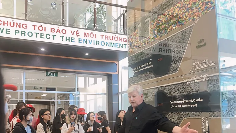 Ông Kevin Moore, Giám đốc điều hành VWS giới thiệu về quá trình thành lập và quy trình xử lý chất thải tại Khu liên hợp xử lý chất thải Đa Phước đến các sinh viên