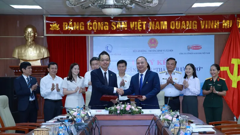 Đại diện Acecook Việt Nam và Quỹ Bảo trợ Trẻ Em Việt Nam ký kết thỏa thuận hợp tác dự án "Thả lưới ước mơ"
