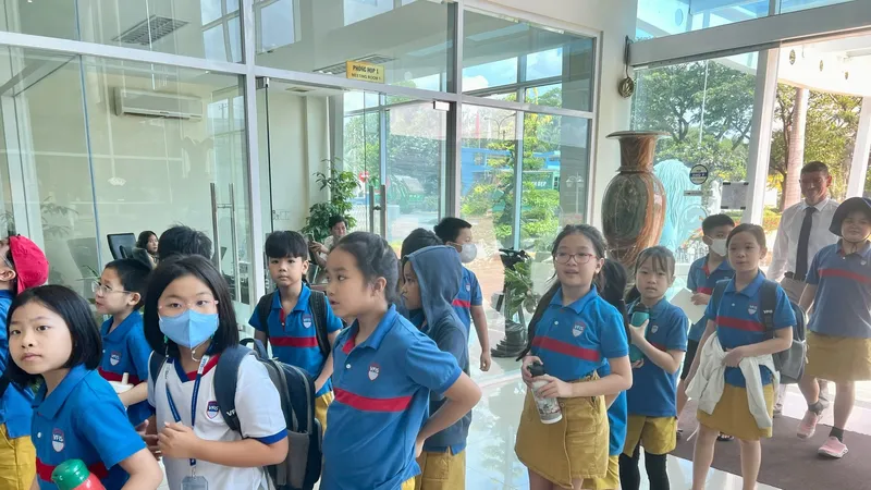 Các em học sinh vui mừng khi được tham quan Công ty TNHH Xử lý chất thải Việt Nam