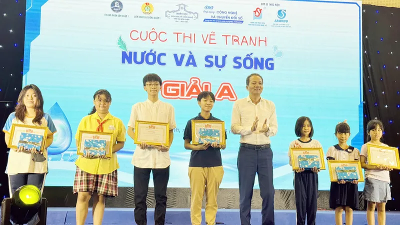 Ông Nguyễn Văn Đắng, Phó Tổng Giám đốc SAWACO trao giải cuộc thi vẽ tranh đến các tác phẩm đoạt giải