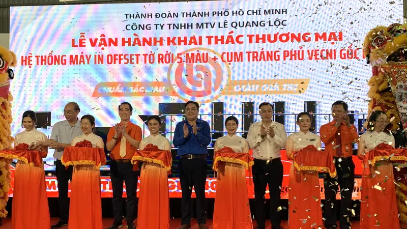 Các đại biểu thực hiện nghi thức khánh thành hệ thống máy in mới tại Công ty TNHH MTV Lê Quang Lộc