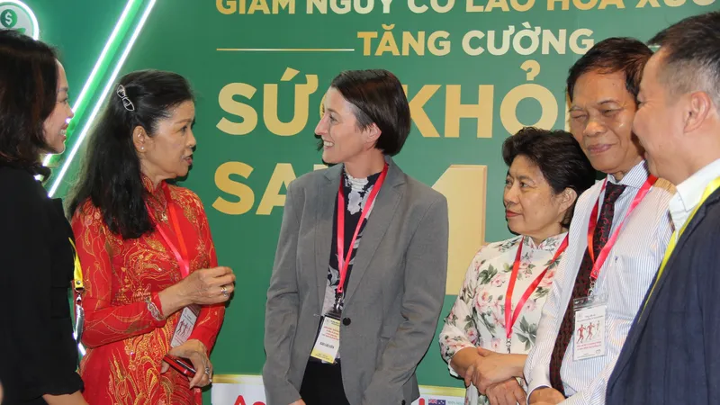 PGS.TS.BS Lê Anh Thư – Chủ tịch Hội Loãng xương TPHCM, Phó Chủ tịch Hội Thấp khớp học Việt Nam và TS.BS Jasmine Thomson từ Viện nghiên cứu và phát triển thuộc tập đoàn Fonterra cùng nhau trao đổi về vai trò của dinh dưỡng trong việc giảm lão hóa xương và cơ