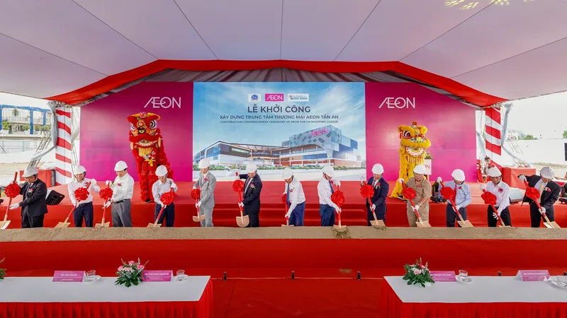 Các đại biểu thực hiện nghi thức khởi công tại buổi lễ khởi công Trung tâm thương mại AEON Tân An