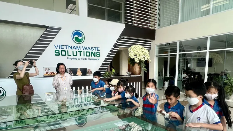 Các bé được giới thiệu về quy mô của Khu liên hợp xử lý chất thải Đa Phước thông qua sa bàn