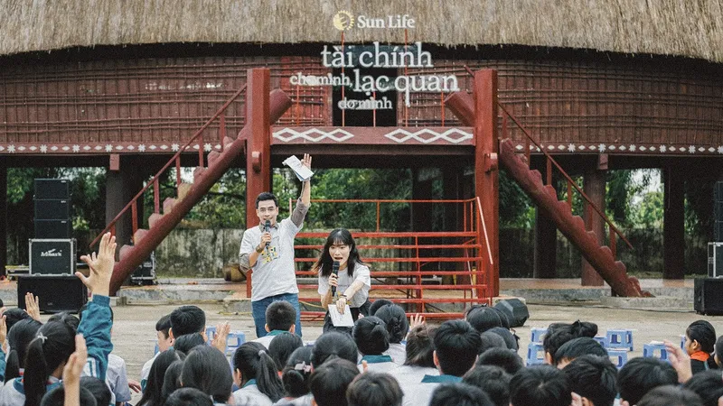 Các em học sinh trường Tiểu học – THCS Thắng Lợi đang chơi các trò chơi có kiến thức tài chính với chuyên gia Quốc Khánh và Mai Trang