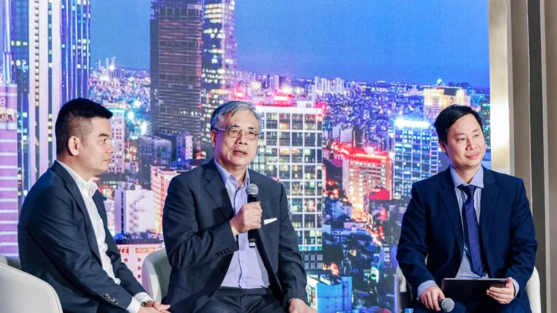 PGS.TS Trần Đình Thiên (giữa) thảo luận cùng các chuyên gia về khu Đông – vùng động lực mới của TPHCM