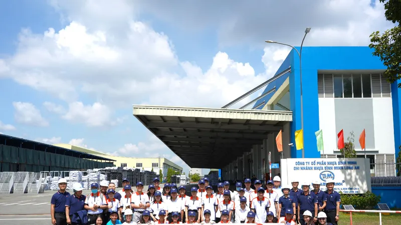 Các bạn sinh viên xuất sắc của chương trình “SCG Sharing The Dream 2024” tham quan nhà máy Nhựa Bình Minh tại Long An