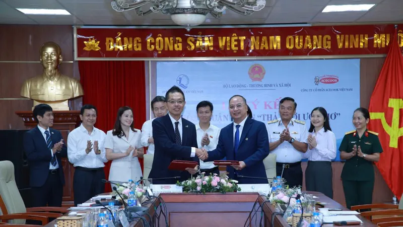 Đại diện Acecook Việt Nam và Quỹ Bảo trợ Trẻ Em Việt Nam ký kết thỏa thuận hợp tác dự án “Thả Lưới Ước Mơ"