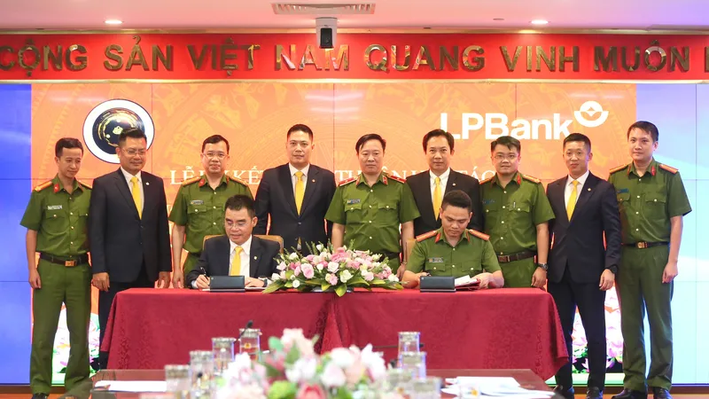Thiếu tá Trần Duy Hiển, Giám đốc Trung tâm RAR (bên phải) và ông Hồ Nam Tiến, Phó Chủ tịch HĐQT kiêm Tổng giám đốc LPBank (bên trái) cùng lãnh đạo hai bên thực hiện ký kết thỏa thuận hợp tác