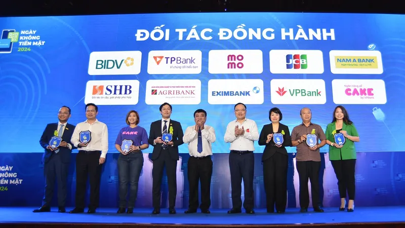 Đại diện Nam A Bank (bìa trái) nhận kỷ niệm chương Đối tác đồng hành cùng chương trình