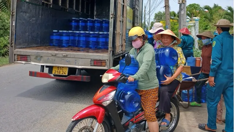 Công ty Coca-Cola Việt Nam mang nước uống miễn phí đến với bà con vùng nước nhiễm mặn tỉnh Long An