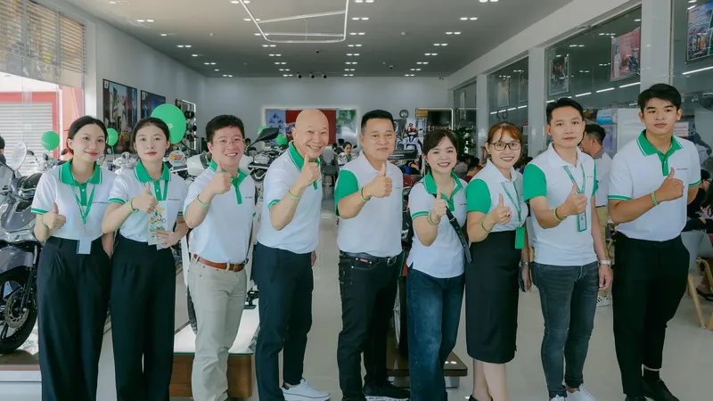 Đại diện BLĐ FE CREDIT chụp ảnh lưu niệm cùng BGĐ và nhân viên Việt Thái Quân