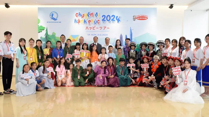 Các em đến tham quan Công ty Acecook Việt Nam