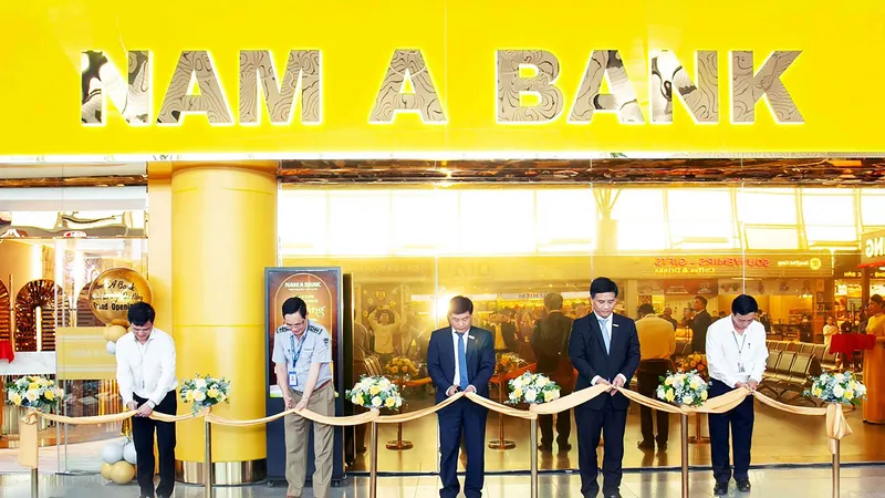 Đại diện Nam A Bank và khách mời cắt băng khai trương Nam A Bank Premier Lounge Đà Nẵng